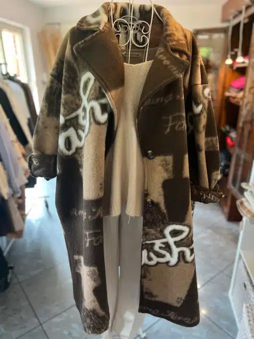 Du trägst den Fashion Statement Mantel im braun-beigen Muster über Weiß und ziehst garantiert alle Blicke auf dich.