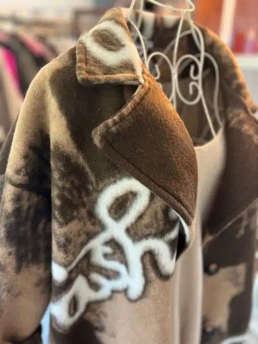Erlebe den "Fashion Statement Mantel": Braune und beige Wolle mit weißen Mustern - dein Hingucker am stylischen Drahtbügel!.
