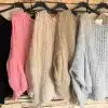 Entdecke deinen neuen Lieblingslook: Fünf "Chill & Cozy Pullover" warten in Trendfarben darauf, von dir getragen zu werden.