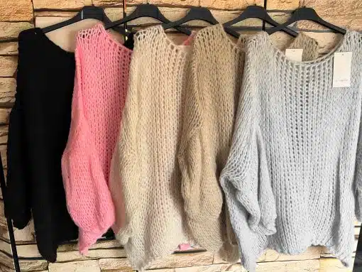 Entdecke deinen neuen Lieblingslook: Fünf "Chill & Cozy Pullover" warten in Trendfarben darauf, von dir getragen zu werden.