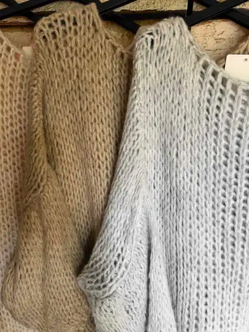 Entdecke deinen neuen Lieblingslook: Drei "Chill & Cozy Pullover" in Beige und Grau warten auf dich - chunky, stylish, gemütlich!.