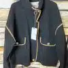 Entdecke deine neue Boxy Style Jacke in Schwarz mit coolen Kontrasten - perfekt präsentiert vor urbaner Steinwand!.