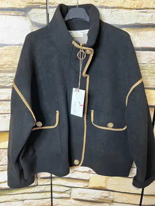 Entdecke deine neue Boxy Style Jacke in Schwarz mit coolen Kontrasten - perfekt präsentiert vor urbaner Steinwand!.