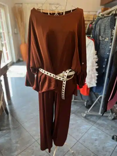 Entdecke deinen Loungetraum: Der burgundyfarbene 2-Teiler mit weißem Gürtel macht dich zum Hingucker in jeder Boutique!.