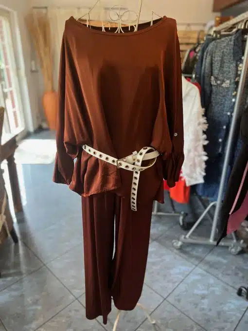 Entdecke deinen Loungetraum: Der burgundyfarbene 2-Teiler mit weißem Gürtel macht dich zum Hingucker in jeder Boutique!.