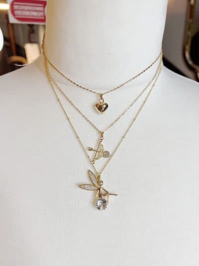 Entdecke die Magic Romance Layer-Kette - drei goldene Ketten mit Herz, Pfeil und Biene. Dein Highlight für moderne Looks!.