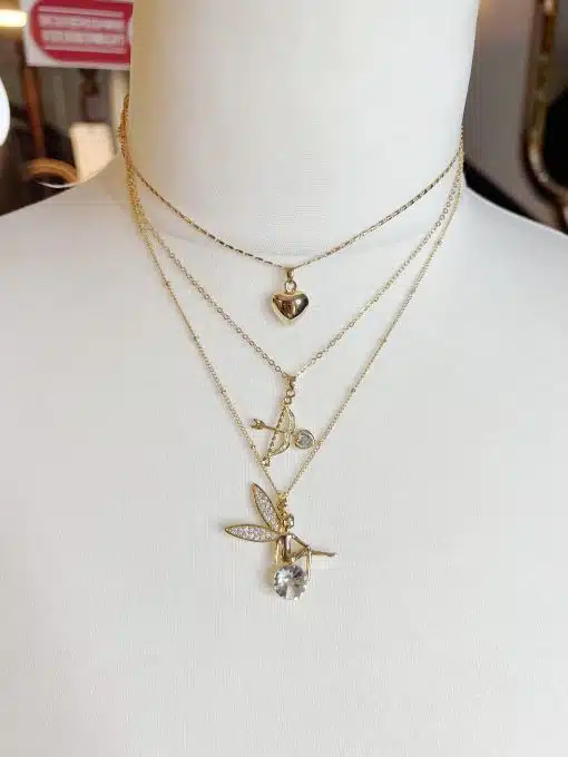 Entdecke die Magic Romance Layer-Kette - drei goldene Ketten mit Herz, Pfeil und Biene. Dein Highlight für moderne Looks!.