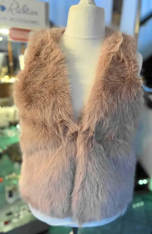 Entdecke jetzt die Mattea Fellweste - ein ärmelloser Eyecatcher in Pink und Grau, stylisch präsentiert für deinen Look!.