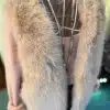 Entdecke deinen Style mit der Mattea Fellweste - flauschiges Beige, cooler Layer-Look und lässige Ketten für dein Outfit!.