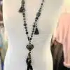 Trage die Soul Heart Statement-Kette: Lange, schwarze Perlen, Herzanhänger und Tasseln - dein modernes Highlight am Dekolleté.