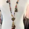 Trage die Soul Heart Statement-Kette - dein moderner Hingucker mit Herzanhänger und angesagten Quasten, stilvoll präsentiert.