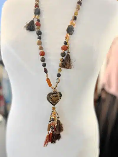 Trage die Soul Heart Statement-Kette - dein moderner Hingucker mit Herzanhänger und angesagten Quasten, stilvoll präsentiert.