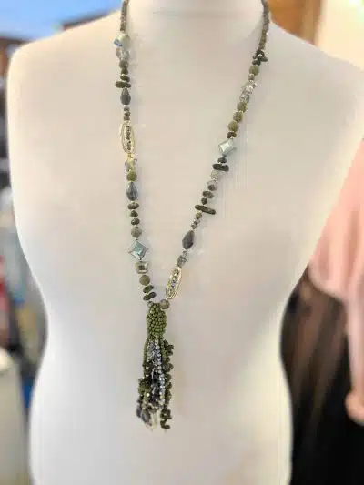 Entdecke deinen Style mit dieser langen Halskette aus grünen, blauen und goldenen Perlen - der Trendblickfang mit Tassel!.