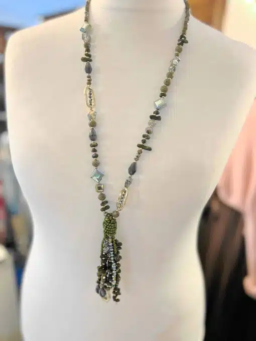 Entdecke deinen Style mit dieser langen Halskette aus grünen, blauen und goldenen Perlen - der Trendblickfang mit Tassel!.