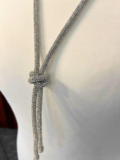 Verleihe deinem Look ein glamouröses Upgrade mit der Diamond Illusion Kette - glänzendes Silber und edler Knoten als Eyecatcher.