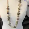 Setze ein Style-Statement: Trage die Golden Jungle Kette mit goldenen Tönen, Animal Print und Glanzperlen für deinen Wow-Auftritt!.