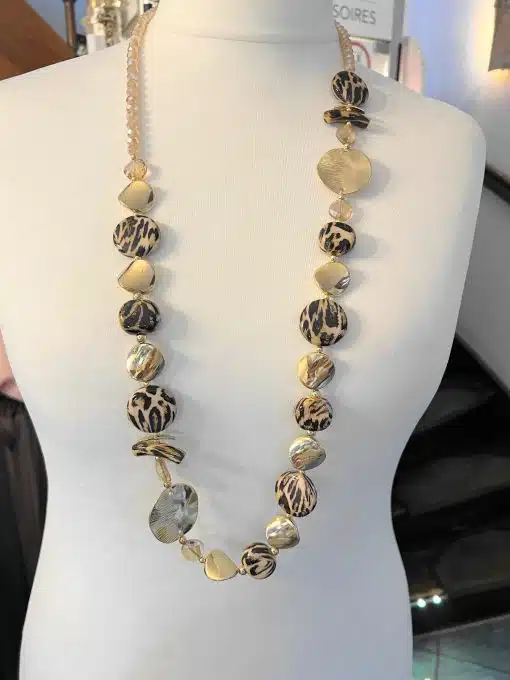 Setze ein Style-Statement: Trage die Golden Jungle Kette mit goldenen Tönen, Animal Print und Glanzperlen für deinen Wow-Auftritt!.