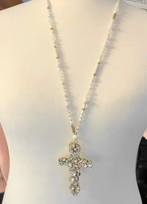 Setzen Sie ein Statement mit der Eternal Shine Kette - funkelndes Kreuz, edle Perlen, präsentiert auf einer stilvollen Büste.