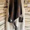 Entdecke deinen Style: Die Urban Chic Wendeweste setzt mit weißem Kunstfell und braunem Leder-Front ein cooles Statement an jeder Wand.