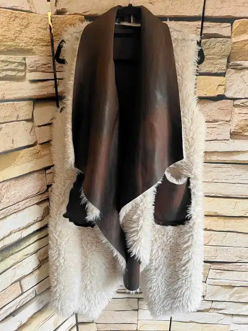 Entdecke deinen Style: Die Urban Chic Wendeweste setzt mit weißem Kunstfell und braunem Leder-Front ein cooles Statement an jeder Wand.