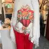 Tauche ein in den Trend: Rote Hose, weißer Flauschschal und Sweater mit Herz-Print - dazu der elegante Jolina Poncho Schal!.