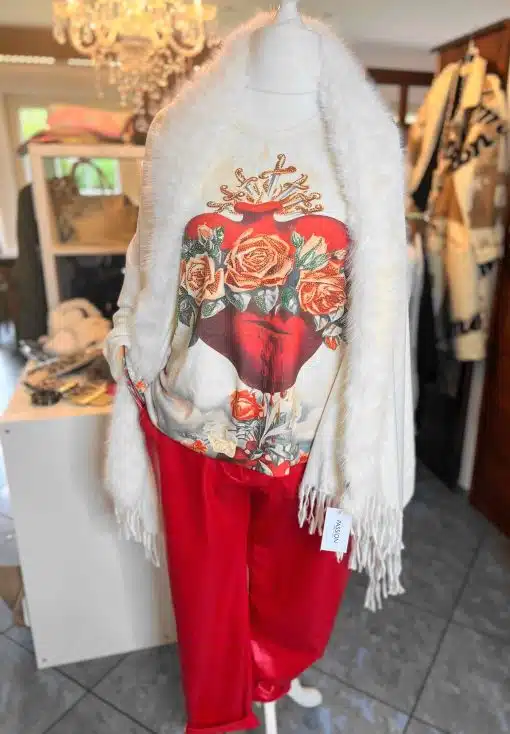 Tauche ein in den Trend: Rote Hose, weißer Flauschschal und Sweater mit Herz-Print - dazu der elegante Jolina Poncho Schal!.
