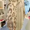 Du kombinierst ein beiges Hoodie-Shirt mit einem angesagten Animal-Print-Kleid und stylischer Perlenkette - bereit für den Trend!.