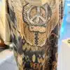Trage diesen beigen Hoodie mit angesagten Peace-Zeichen, coolen Flügeln und stylischem "Peace"-Schriftzug auf dem Rücken.
