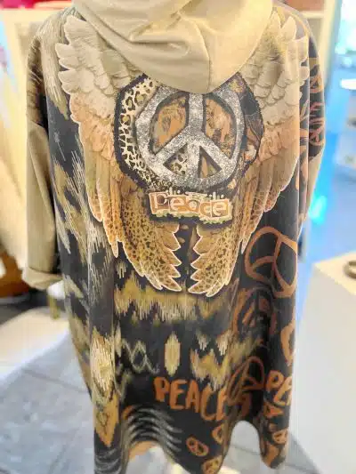 Trage diesen beigen Hoodie mit angesagten Peace-Zeichen, coolen Flügeln und stylischem "Peace"-Schriftzug auf dem Rücken.
