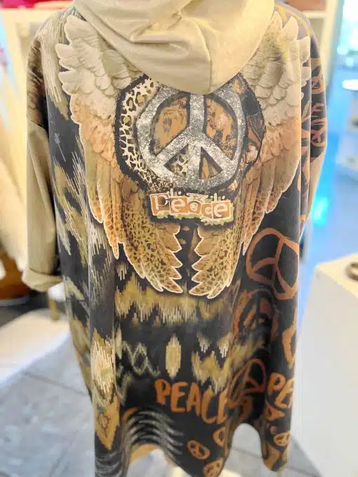 Trage diesen beigen Hoodie mit angesagten Peace-Zeichen, coolen Flügeln und stylischem "Peace"-Schriftzug auf dem Rücken.