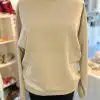Zieh das Be Happy Sweatshirt an und setze ein Style-Statement - modern präsentiert an einer Schaufensterpuppe im trendigen Store.