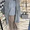 Entdecke deinen modernen Look: Grauer Mantel, passendes Top, beige Hose, stylische Kette & die angesagte "TOOS" Tasche!.