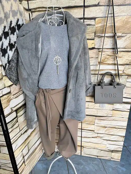 Entdecke deinen modernen Look: Grauer Mantel, passendes Top, beige Hose, stylische Kette & die angesagte "TOOS" Tasche!.