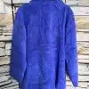 Erlebe deinen Style neu: Deine blaue, flauschige Lieblingsjacke setzt vor rauer Steinwand ein trendiges Statement.