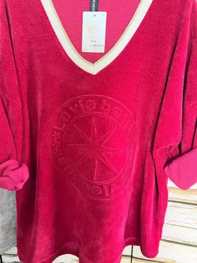 Erlebe das moderne La Vie Belle Shirt - roter Velours, V-Ausschnitt, geprägtes Logo und coole Krempelärmel für deinen Look!.