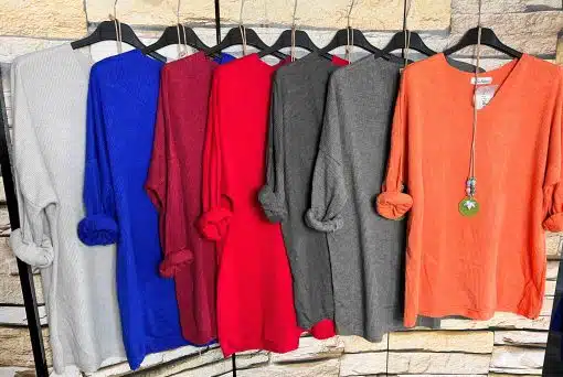 Entdecke deinen Style! Die "Basic Deluxe - Shirt mit Kette" Kollektion bringt Farbe und Trend an deine Garderobe.