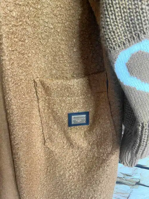 Entdecke deinen neuen Lieblingslook: Der braune Herzstück Long-Cardigan mit trendiger Struktur, Tasche und stylischem Label.
