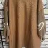 Entdecke deinen neuen Lieblingslook: Der Herzstück Long-Cardigan in Braun mit weißen Herzen setzt dich stilvoll in Szene!.