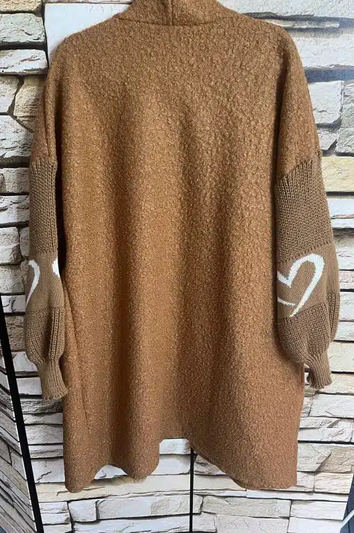 Entdecke deinen neuen Lieblingslook: Der Herzstück Long-Cardigan in Braun mit weißen Herzen setzt dich stilvoll in Szene!.