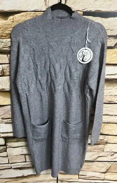 Entdecke deine neuen Favoriten: Das Cable Chic Dress in Grau mit langen Ärmeln, Kuschel-Rollkragen und coolen Taschen.