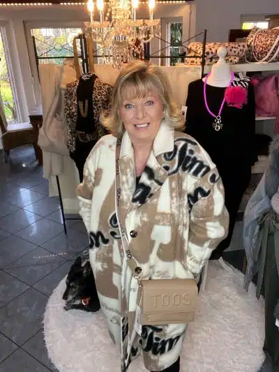 Entdecke deinen Look: Trage den "Fashion Statement Mantel" und bringe Stil in dein Leben - glänze unter funkelndem Licht!.