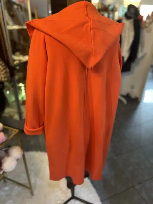 Erlebe den Wow-Effekt: Entdecke deinen neuen, leuchtend orangefarbenen Janina Basic Mantel mit Kapuze im stylishen Store.