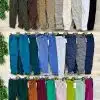 Entdecke jetzt die Zauberhafte Hose 2025! Bunte Jogpants warten stilvoll auf dich - perfekt gestylt auf edlem Holz.