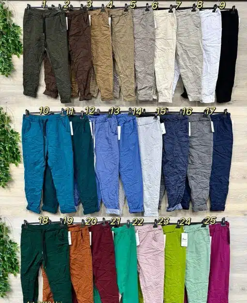 Entdecke jetzt die Zauberhafte Hose 2025! Bunte Jogpants warten stilvoll auf dich - perfekt gestylt auf edlem Holz.