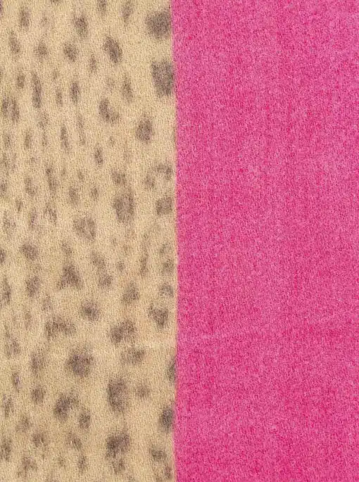 Entdecke dein neues Must-have: Der Zwillingsherz Schal "Leo Traum" begeistert mit wildem Leo-Print und leuchtendem Pink!.