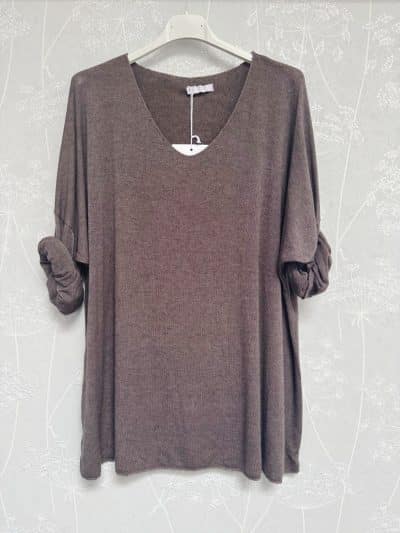 Entdecke dein neues Lieblingsshirt: Das braune Pure Basics mit V-Ausschnitt und lockerer Passform - dein Must-have für moderne Looks!.