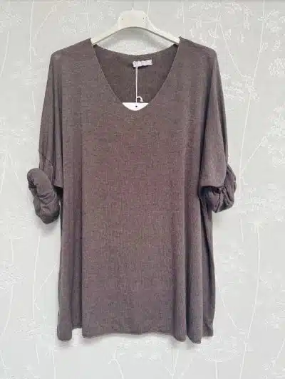 Entdecke dein neues Lieblingsshirt: Das braune Pure Basics mit V-Ausschnitt und lockerer Passform - dein Must-have für moderne Looks!.