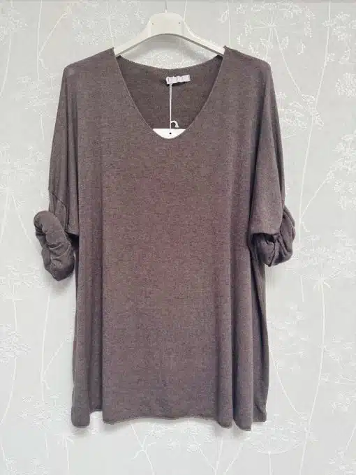 Entdecke dein neues Lieblingsshirt: Das braune Pure Basics mit V-Ausschnitt und lockerer Passform - dein Must-have für moderne Looks!.