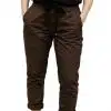Erlebe den Trend: Du trägst die Uni "Zauberhafte Hose 2025 - Autumn Vibes" in Dunkelbraun, lässig mit Bündchen und Händen in den Taschen.