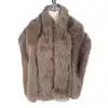 Erlebe den Felltraum Poncho Schal in braunem Kunstfell - ein stylisches Must-have, präsentiert auf edlem, weißem Mannequin.